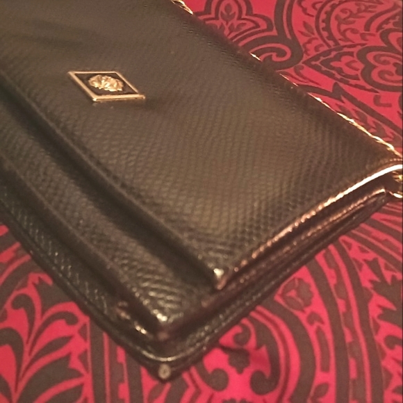 VTG BLACK CROSSBODY BAG W/ METAL EMBLEM & MIXED CHAIN - Picture 5 of 9